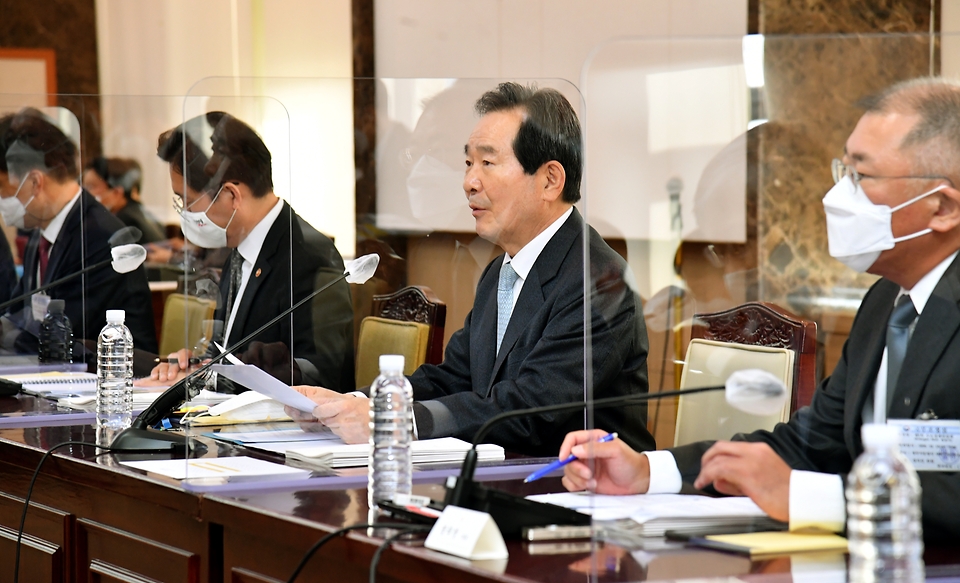<p>정세균 국무총리가 15일 세종로 정부서울청사에서 열린 수소경제 MOU 체결실 임석 및  제2차 수소경제위원회 회의를 주재하고 있다.<br></p>