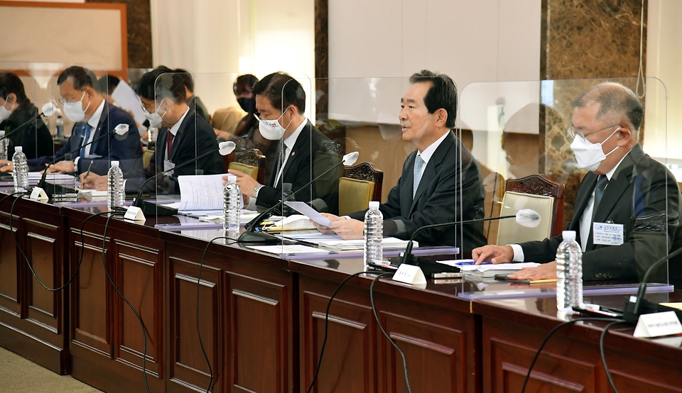 <p>정세균 국무총리가 15일 세종로 정부서울청사에서 열린 수소경제 MOU 체결실 임석 및  제2차 수소경제위원회 회의를 주재하고 있다.<br></p>