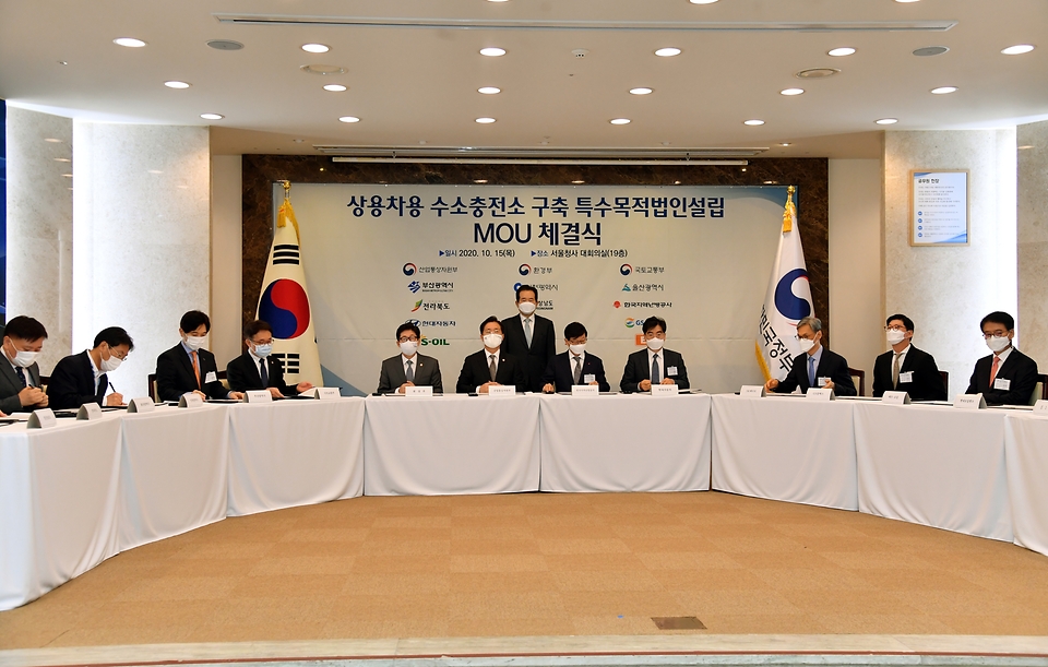 <p>정세균 국무총리가 15일 세종로 정부서울청사에서 열린 수소경제 MOU 체결실 임석 및  제2차 수소경제위원회 회의를 주재하고 있다.<br></p>
