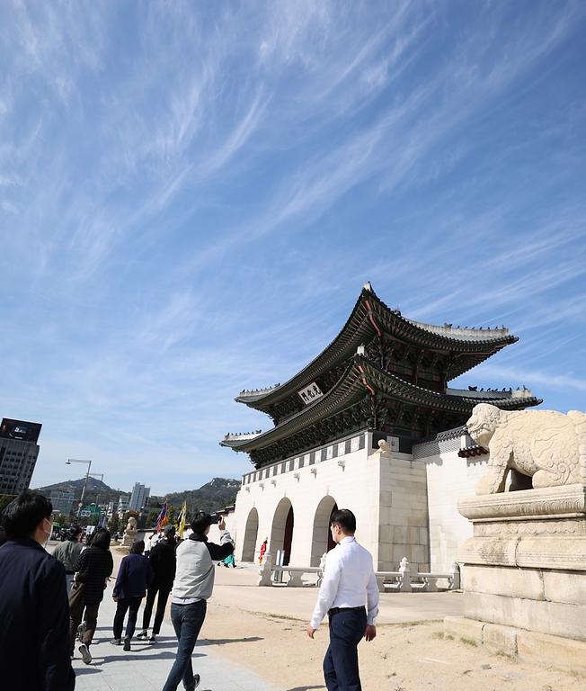 15일 완연한 가을 날씨를 보이는 가운데 광화문과 경복궁에서 본 하늘이 높고 파랗게 물들어 있다.