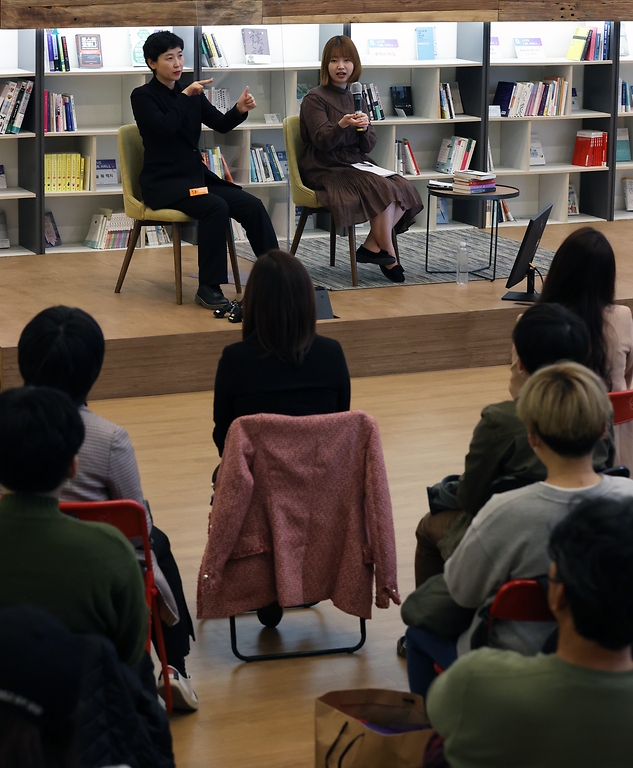 26회째를 맞이한 2020 서울국제도서전이 코로나19 확산 방지를 위해 기존 대형 전시 행사 대신 온라인 및 소규모 오프라인 전시로 진행한다. 개막일인 16일 서울 명동에 있는 마실에서 ‘얽힘의 미학과 공존의 윤리’라는 주제로 온라인 토크 및 소규모 오프라인 전시가 열리고 있다.