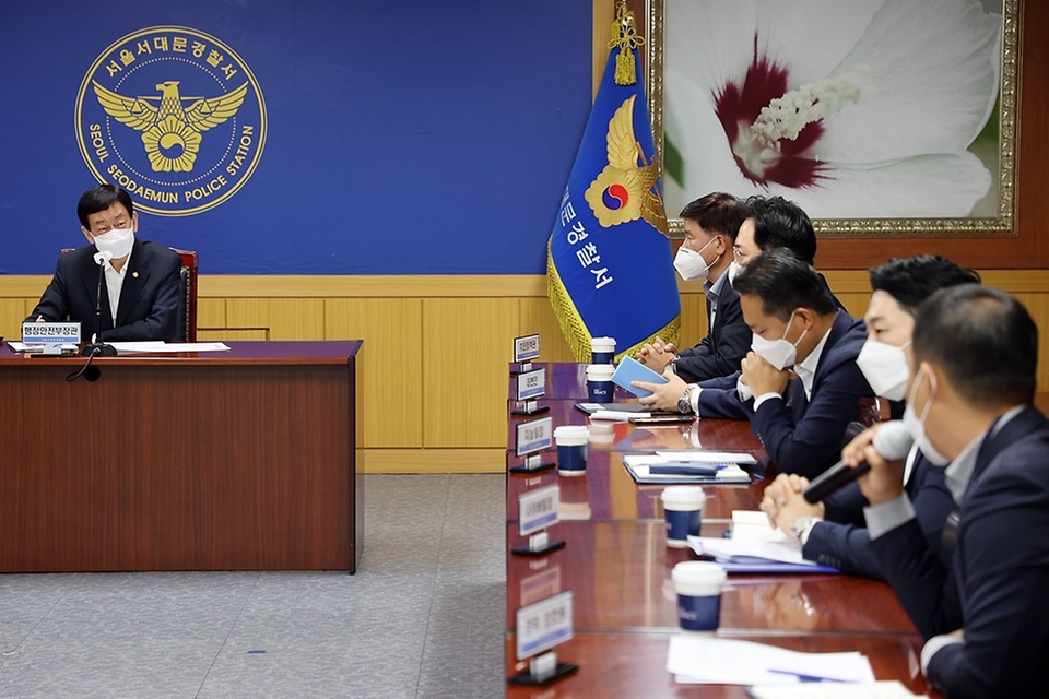 진영 장관이 19일 오전 경찰의 날을 앞두고 서울시 서대문경찰서를 방문하여 보이스피싱 및 치안대책 등을 논의하는 경찰관들과의 현장 소통간담회를 하고 있다.