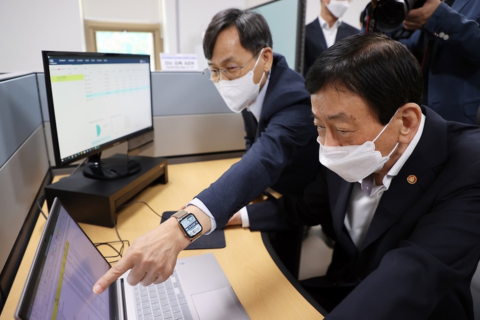 진영 장관이 16일 오전 대전 유성구 소재 한국기초과학지원연구원을 방문하여 공공데이터 청년인턴들의 업무체험을 시연해 보고 있다.