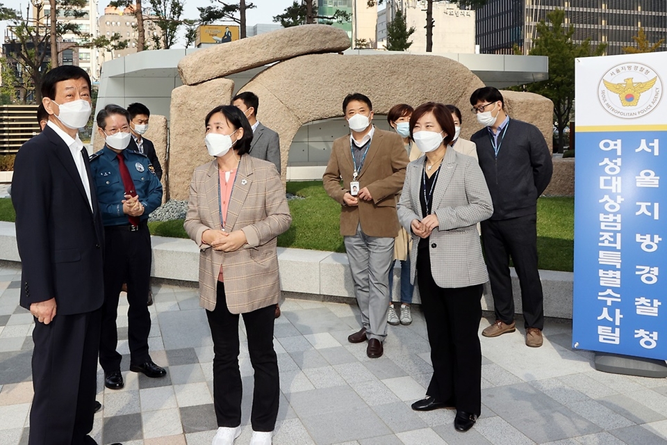 진영 장관이 19일 오전 경찰의 날을 앞두고 서울시 중구 소재 서울경찰청 여성대상범죄특별수사팀을 방문하여 치안대책 등을 논의하고 경찰관들을 격려하고 있다.