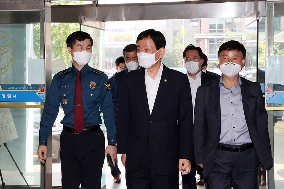진영 장관이 19일 오전 경찰의 날을 앞두고 서울시 서대문경찰서를 방문하여 보이스피싱 및 치안대책 등을 논의하는 경찰관들과의 현장 소통간담회장에 들어서고 있다.