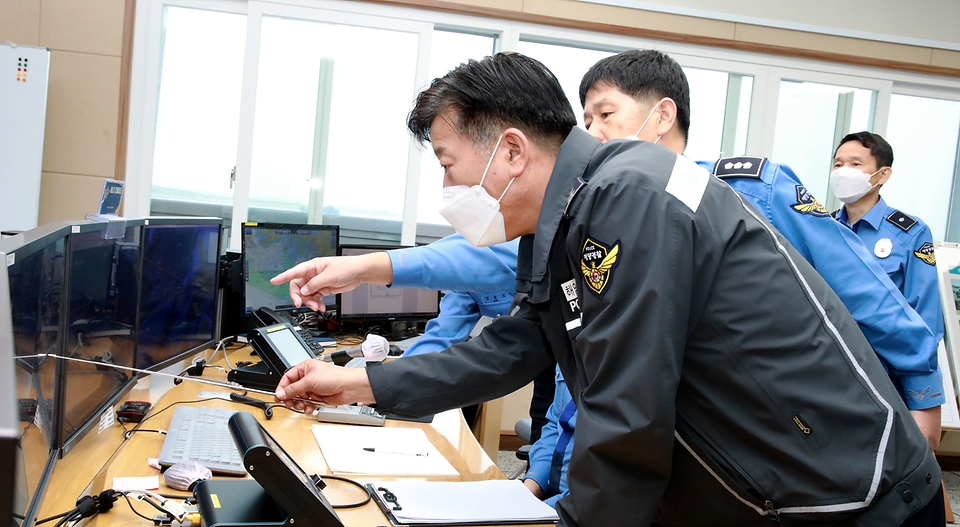 김홍희 해양경찰청장이 경인연안해상교통관제센터(VTS)에서 서해5도를 비롯한 서북도서 연안해역 선박교통 현황을 점검하고 있다.