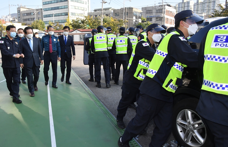 <p>정세균 국무총리가 경찰의 날을 앞두고 20일 동대문구 서울지방경찰청 2기동단 생활실과 훈련장을 둘러보며 격려를 하고 있다.<br></p>