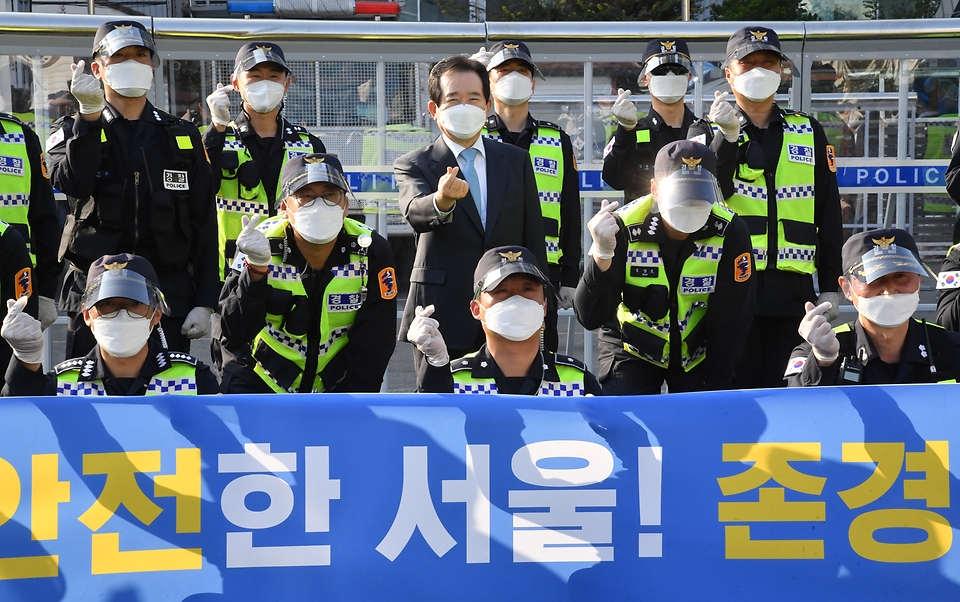 <p>정세균 국무총리가 경찰의 날을 앞두고 20일 동대문구 서울지방경찰청 2기동단 생활실과 훈련장을 둘러보며 격려를 하고 있다.<br></p>