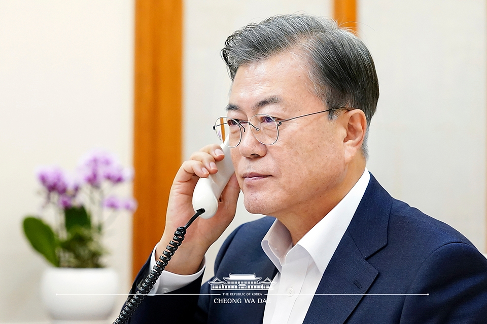 <p>문재인 대통령이 20일 청와대 관저 소회의실에서 압델 파타 엘시시 이집트 대통령과 전화통화하고 있다.</p>
