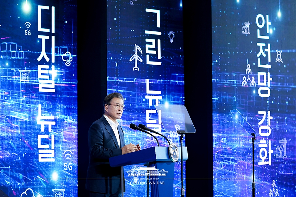 문재인 대통령이 22일 인천 송도 스마트시티 통합운영센터에서 열린 ‘한국판 뉴딜 연계 스마트시티 추진전략 보고대회’에서 인사말을 하고 있다. 