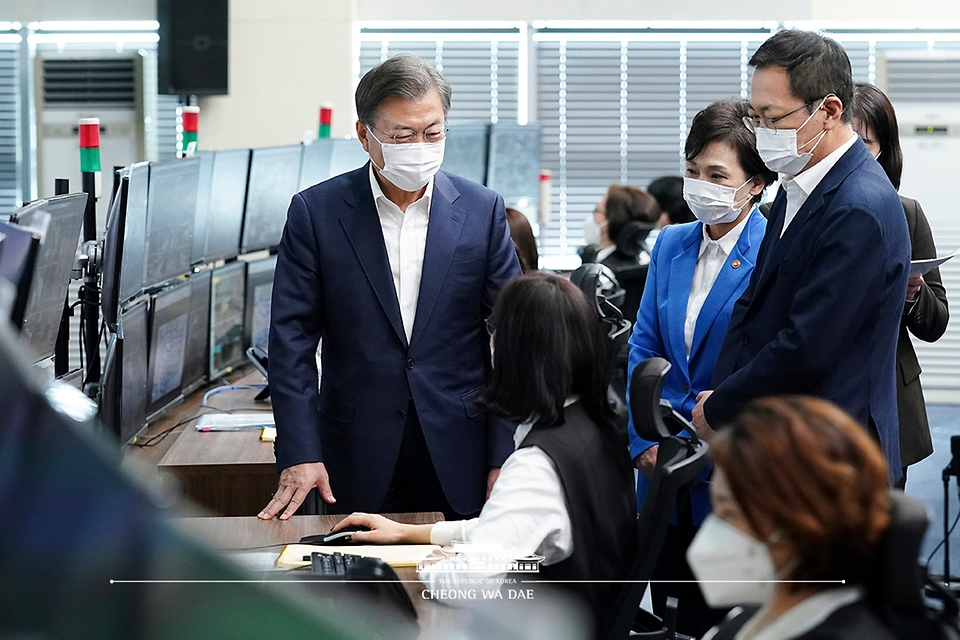 문재인 대통령이 22일 인천 송도 스마트시티 통합운영센터를 방문, ‘한국판 뉴딜 연계 스마트시티 추진전략 보고대회’에 앞서 통합운영센터 직원을 격려하고 있다.