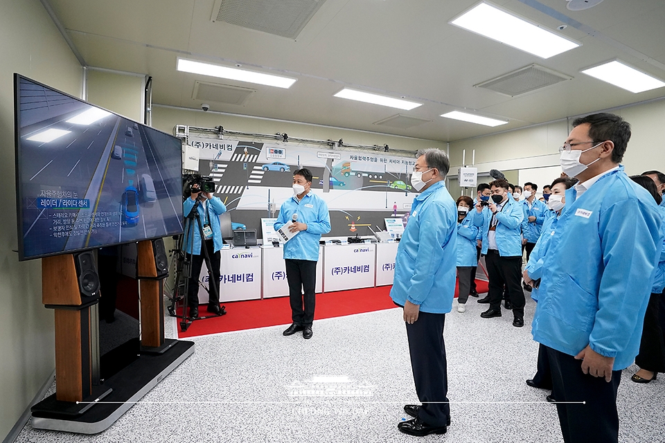 문재인 대통령이 22일 디지털SOC 기업 현장 방문으로 인천 연수구 소재 자율협력주행체계 개발 중소기업인 카네비컴을 찾아 레이더/라이다 센서에 대한 설명을 듣고 있다.