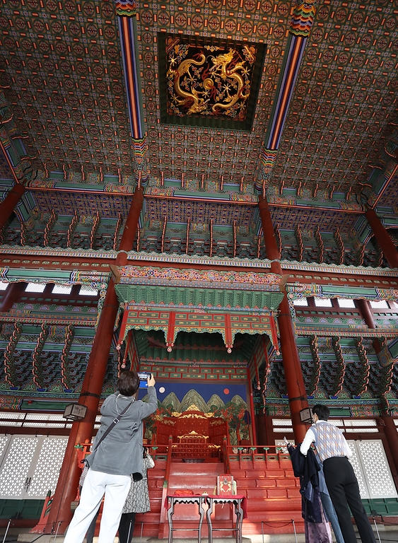 문화재청 궁능유적본부 경복궁관리소가 평소 관람이 제한된 경복궁 근정전 내부를 오늘부터 11월 7일까지 월∼토요일(매주 화요일 휴궁), 1일 2회 개방한다. 26일 오전 회당 참가 인원이 제한된 가운데 관람객들이 전문 해설사 안내로 근정전의 기능, 상징 및 구조물 등에 대한 설명을 들으며 관람하고 있다. 