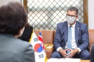 김현미 장관, 한-영 스마트시티·저탄소 경제 협력 강화 사진 3