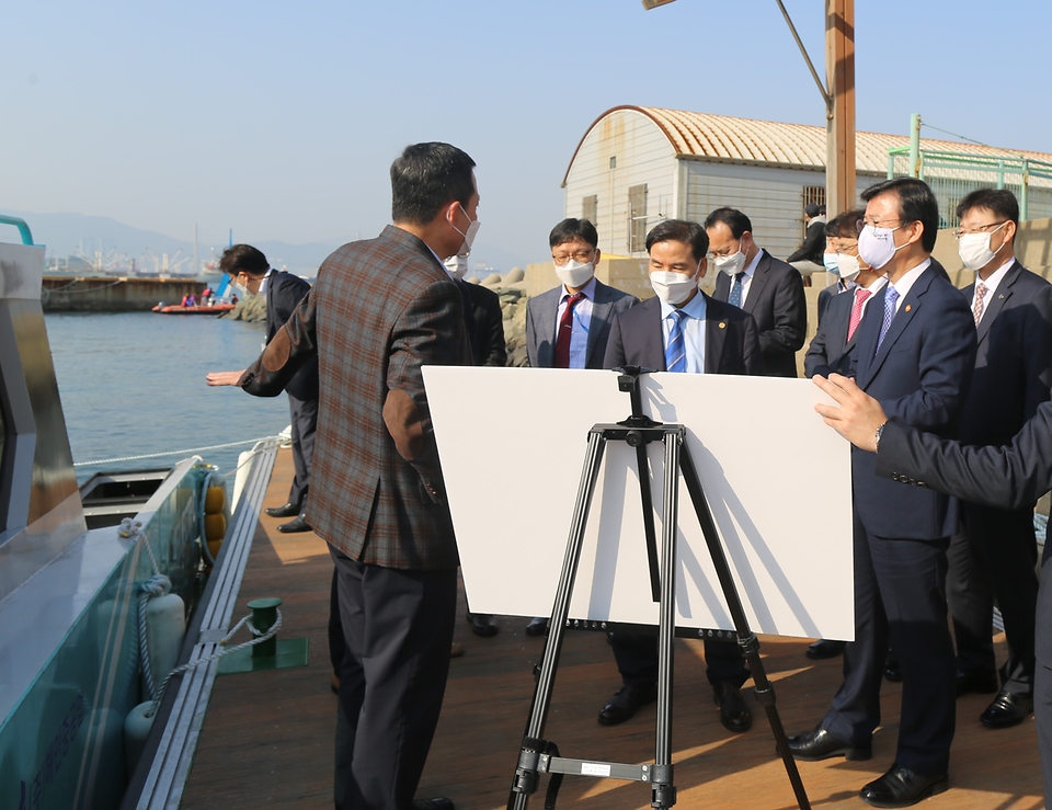 <p>문성혁 장관은 10월 27일 한국해양대학교에 있는 ‘조선해양응용실증기술센터(MASTC)’를 방문하여 국내 최초인 전기추진선박 테스트 베드 구축 현장을 둘러보고 관계자들을 격려하였다. <br></p>