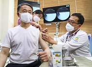 박능후 장관, 인플루엔자 예방접종 사진 1