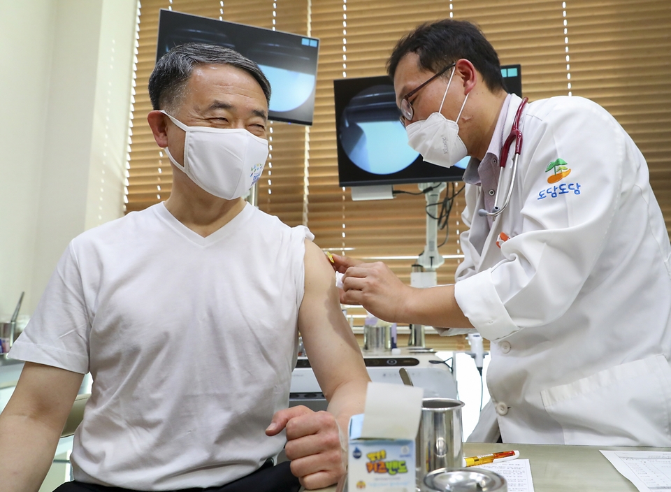 <p>박능후 보건복지부 장관이 27일 세종시 도담동에 위치한 병원에서 인플루엔자(독감) 백신 접종을 하고 있다. <br></p>