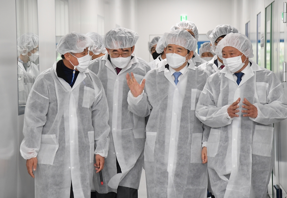 <p>정세균 국무총리가 30일 경북 안동시 동물세포실증지원센터 및 SK바이오사이언스를 방문, 현장을 둘러보며 점검하고 있다.<br></p>