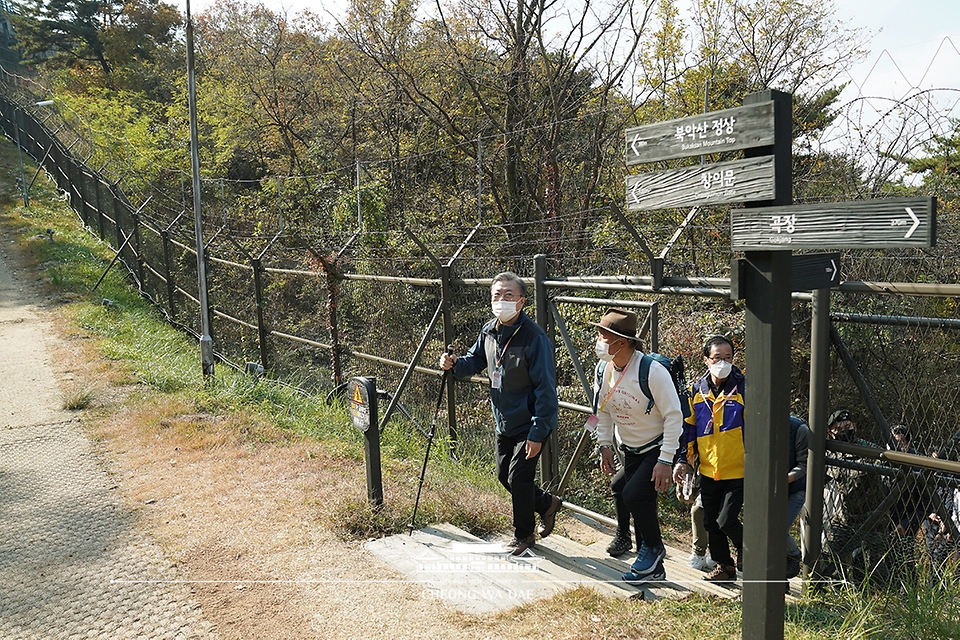 문재인 대통령이 31일 52년 만에 일반에 개방되는 청와대 뒤편 북악산 북측면 둘레길을 걷고 있다.