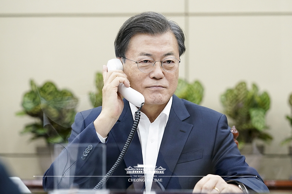 문재인 대통령이 10일 청와대 여민관 소회의실에서 보리스 존슨 영국 총리와 전화 통화하고 있다.