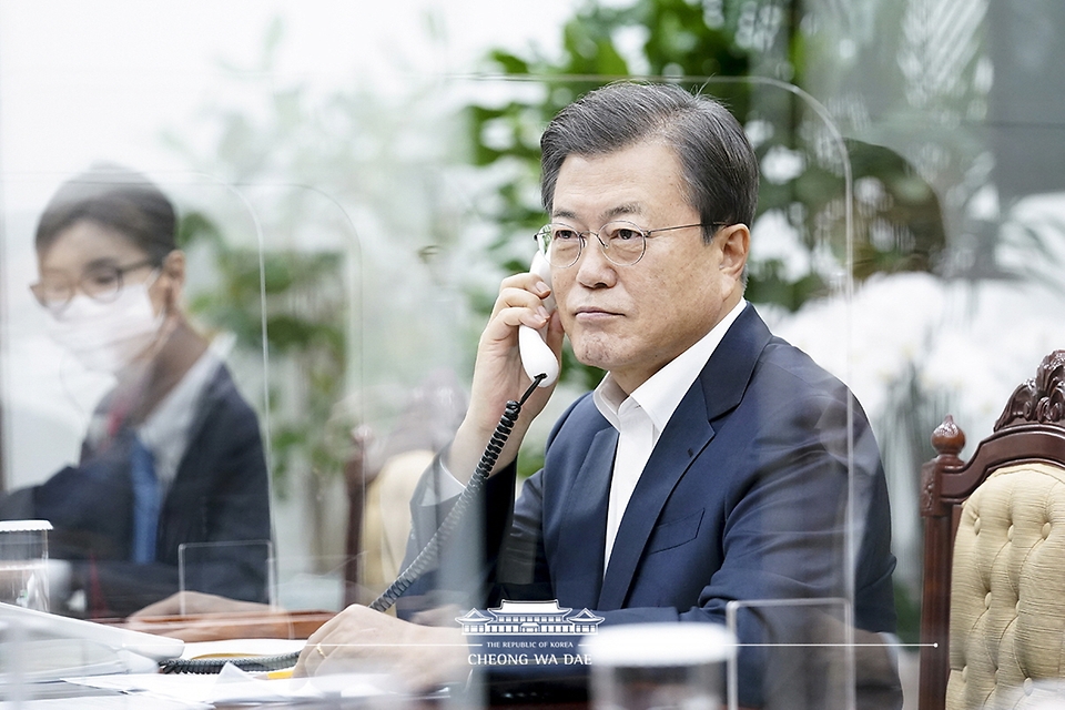 문재인 대통령이 10일 청와대 여민관 소회의실에서 보리스 존슨 영국 총리와 전화 통화하고 있다.