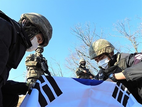 국방부가 지난 4월 20일부터 화살머리고지 일대 남측 지역에서 진행한 2020년 유해발굴사업의 성과를 19일 발표했다.
올해는 총 330점(잠정 143구)의 유해를 추가적으로 발굴했다. 국군 67구, 중국군 추정 64구, 미정 12구 등이다.
2020년 유해발굴사업은 오는 20일 종료된다. 사진은 유해함 태극기 관포 모습.