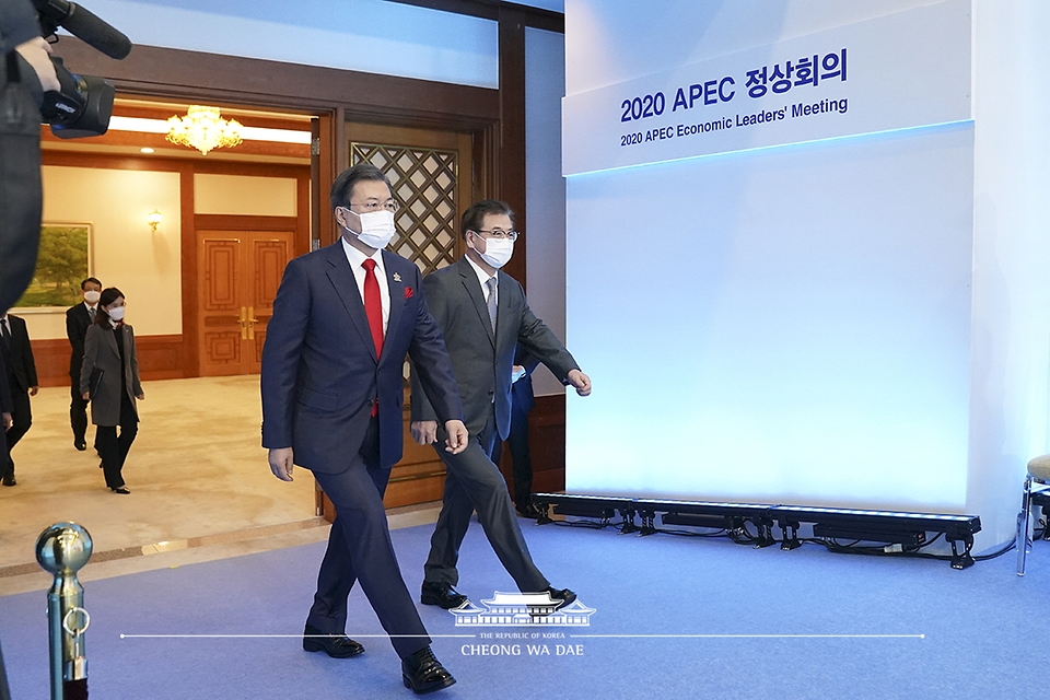 문재인 대통령이 20일 청와대에서 화상으로 개최된 2020 아시아태평양경제협력체(APEC) 정상회의에 참석하고 있다. 오른쪽은 서훈 국가안보실장. 