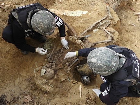 국방부가 지난 4월 20일부터 화살머리고지 일대 남측 지역에서 진행한 2020년 유해발굴사업의 성과를 19일 발표했다.
올해는 총 330점(잠정 143구)의 유해를 추가적으로 발굴했다. 국군 67구, 중국군 추정 64구, 미정 12구 등이다.
2020년 유해발굴사업은 오는 20일 종료된다. 사진은 유해발굴 하는 장병 모습.