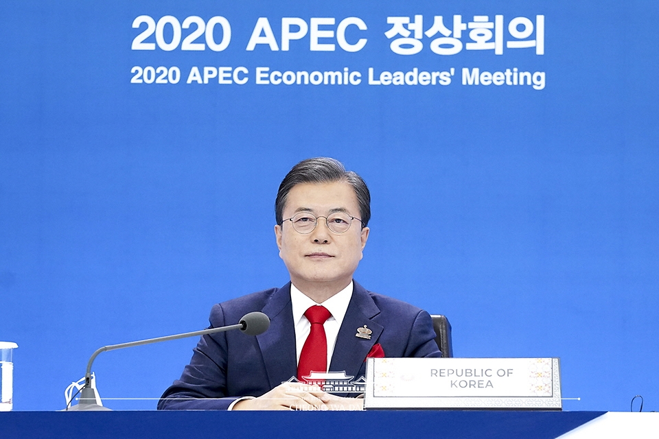문재인 대통령이 20일 청와대에서 화상으로 개최된 2020 아시아태평양경제협력체(APEC) 정상회의에 참석하고 있다.