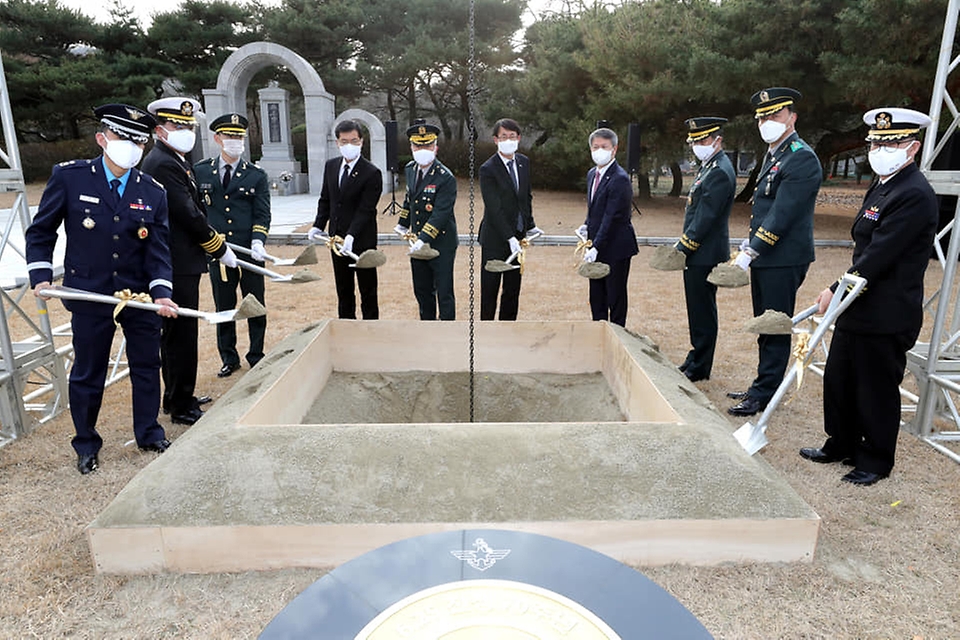 25일 서울 동작구 국립서울현충원 학도의용군 무명용사탑 앞에서 열린 '6·25전쟁 70주년 기억상자(타임캡슐) 매설식'에서 김성준(오른쪽 다섯번째) 국방부 인사복지실장을 비롯한 참석자들이 시삽을 하고 있다. 