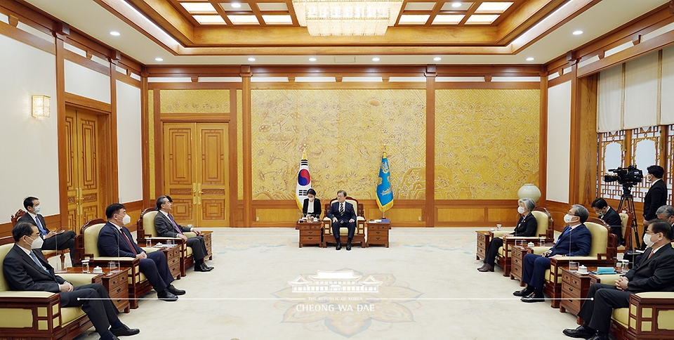 문재인 대통령이 26일 오후 청와대에서 왕이 중국 외교부장 겸 국무위원을 접견하고 있다. 