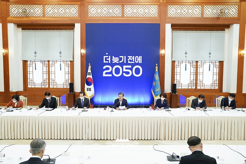 문재인 대통령이 27일 오전 청와대 본관에서 열린 2050 탄소중립 범부처 전략회의를 주재하고 있다.