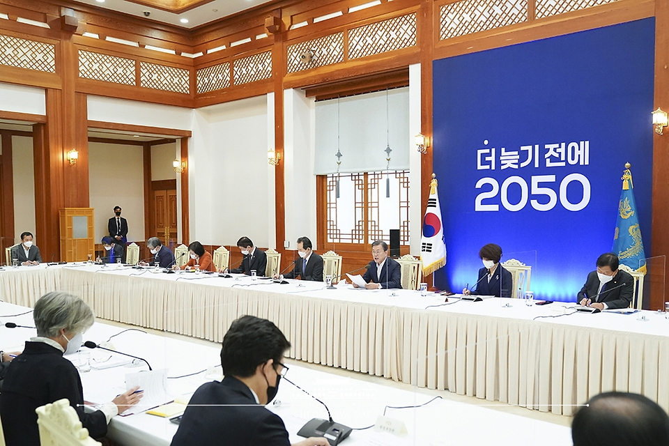 문재인 대통령이 27일 오전 청와대 본관에서 열린 2050 탄소중립 범부처 전략회의에서 모두발언을 하고 있다.