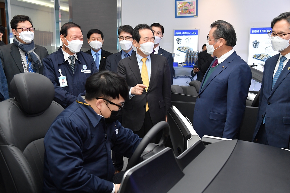 <p>정세균 국무총리가 28일 대구 달성군 삼보모터스 세천공장을 방문, 시설을 둘러보고 이어 열린 규제개선 기업인 간담회에 참석 발언을 하고 있다.<br></p>