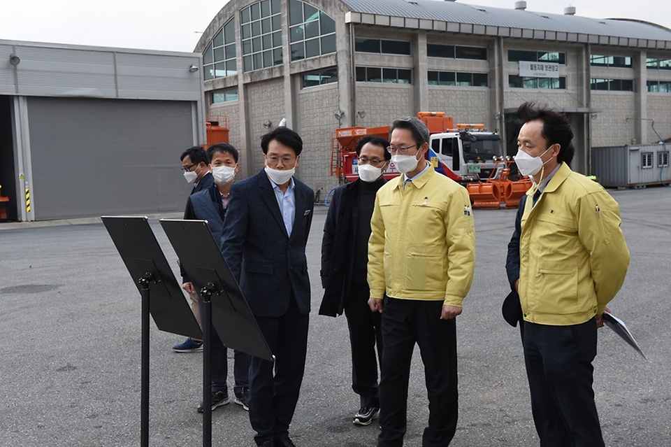 김희겸 재난안전관리 본부장이 27일 오후 전북 남원시 한국도로공사 구례지사를 방문해 구례지사장으로부터 제설제 비축상태 및 제설 장비관리 실태사항을 청취하고 있다.