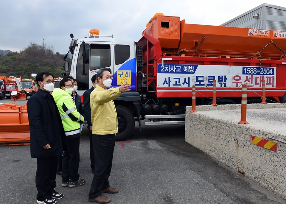 김희겸 재난안전관리본부장이 11.27 오후 전북 남원시 구례지사 한국도로공사 구례지사를 방문해 겨울철 폭설 대비 제설대책을 점검하고 교통사고 발생 시 철저한 대응체계 관리를 당부하고 있다.

