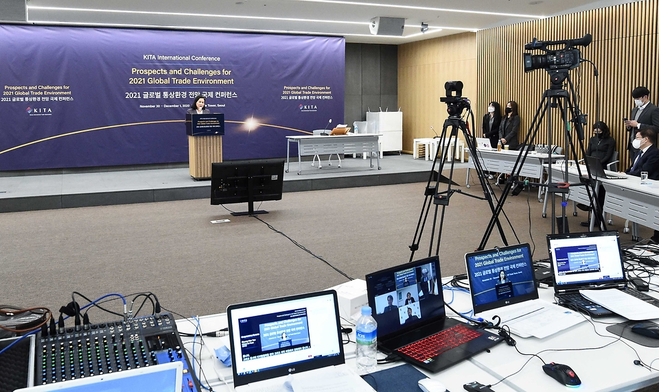 유명희 통상교섭본부장이 지난 30일 서울 강남구 삼성동 한국무역협회에서 열린 2021 글로벌 통상환경 전망 국제 콘퍼런스에서 축사하고 있다.