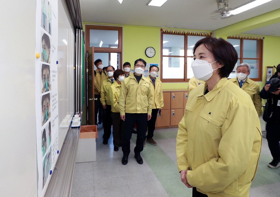 유은혜 부총리 겸 교육부 장관은 1일 강원 춘천시 소양고등학교를 찾아 2021학년도 대학수학능력시험(수능) 준비상황을 점검했다.