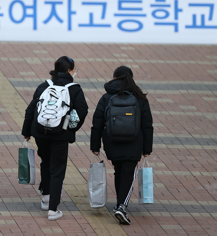 <p>2021학년도 대학수학능력시험일인 3일 오전 수험생들이 시험장으로 들어가고 있다. 올해는 코로나19확산 방지를 위해 고사장 입구에서의 후배들의 응원은 없었지만 가족들의 응원 및 같은 장소에서 시험을 치르는 수험생들이 서로를 격려하며 시험장으로 들어가고 있다.</p>