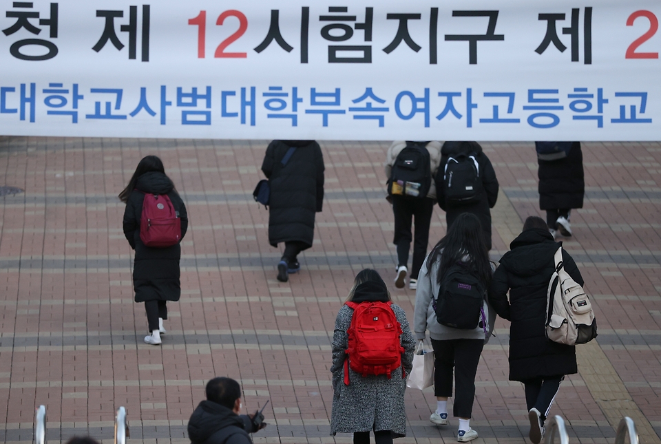 <p>2021학년도 대학수학능력시험일인 3일 오전 수험생들이 시험장으로 들어가고 있다. 올해는 코로나19확산 방지를 위해 고사장 입구에서의 후배들의 응원은 없었지만 가족들의 응원 및 같은 장소에서 시험을 치르는 수험생들이 서로를 격려하며 시험장으로 들어가고 있다.</p>