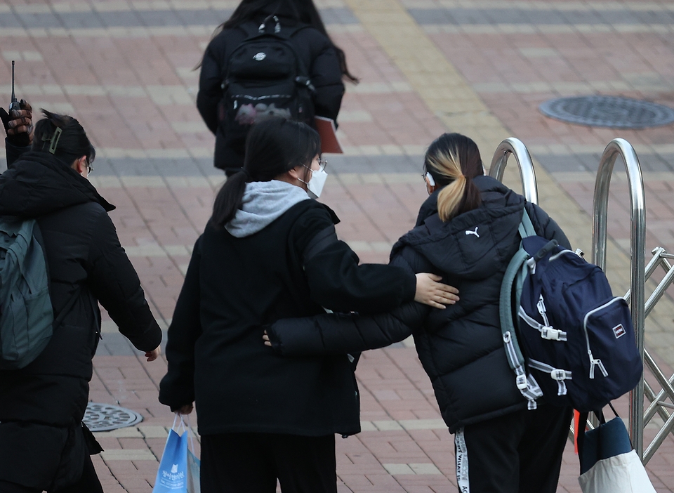 <p>2021학년도 대학수학능력시험일인 3일 오전 수험생들이 시험장으로 들어가고 있다. 올해는 코로나19확산 방지를 위해 고사장 입구에서의 후배들의 응원은 없었지만 가족들의 응원 및 같은 장소에서 시험을 치르는 수험생들이 서로를 격려하며 시험장으로 들어가고 있다.</p>