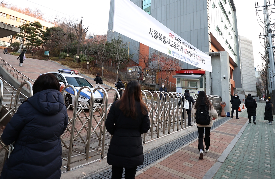 <p>2021학년도 대학수학능력시험일인 3일 오전 수험생들이 시험장으로 들어가고 있다. 올해는 코로나19확산 방지를 위해 고사장 입구에서의 후배들의 응원은 없었지만 가족들의 응원 및 같은 장소에서 시험을 치르는 수험생들이 서로를 격려하며 시험장으로 들어가고 있다.</p>