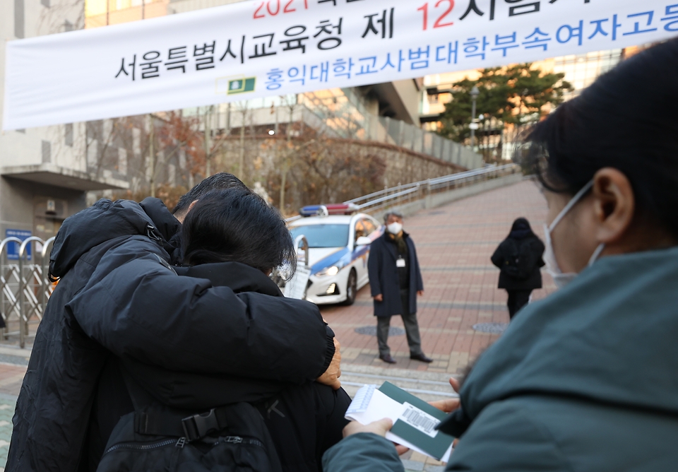 <p>2021학년도 대학수학능력시험일인 3일 오전 수험생들이 시험장으로 들어가고 있다. 올해는 코로나19확산 방지를 위해 고사장 입구에서의 후배들의 응원은 없었지만 가족들의 응원 및 같은 장소에서 시험을 치르는 수험생들이 서로를 격려하며 시험장으로 들어가고 있다.</p>