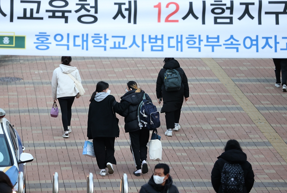 <p>2021학년도 대학수학능력시험일인 3일 오전 수험생들이 시험장으로 들어가고 있다. 올해는 코로나19확산 방지를 위해 고사장 입구에서의 후배들의 응원은 없었지만 가족들의 응원 및 같은 장소에서 시험을 치르는 수험생들이 서로를 격려하며 시험장으로 들어가고 있다.</p>