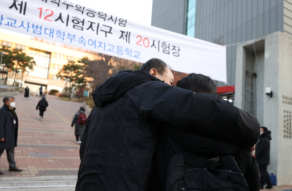 2021학년도 대학수학능력시험일인 3일 오전 수험생들이 시험장으로 들어가고 있다. 올해는 코로나19확산 방지를 위해 고사장 입구에서의 후배들의 응원은 없었지만 가족들의 응원 및 같은 장소에서 시험을 치르는 수험생들이 서로를 격려하며 시험장으로 들어가고 있다.