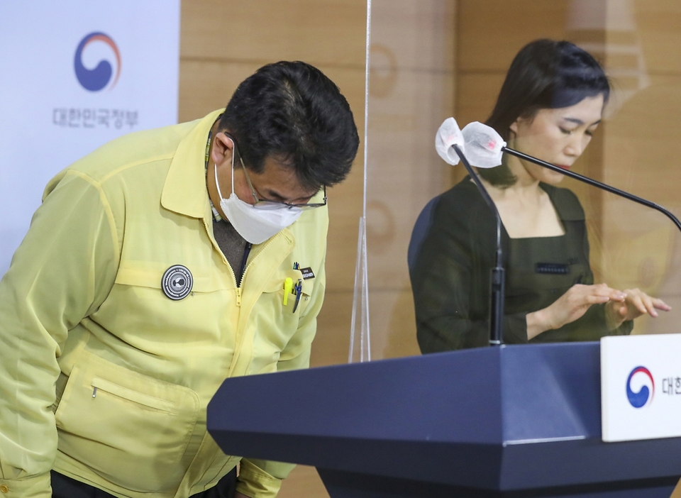 손영래 중앙사고수습본부 전략기획반장이 10일 오후 서울 종로구 정부서울청사 브리핑룸에서 신종 코로나바이러스 감염증(코로나19) 정례브리핑 전 인사를 하고 있다.