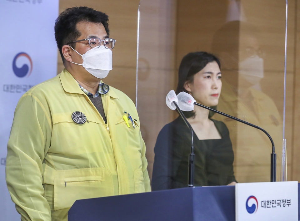 손영래 보건복지부 중앙사고수습본부 사회전략반장이 10일 오후 서울 종로구 정부서울청사에서 신종 코로나바이러스 감염증(코로나19) 정례브리핑을 하고 있다.