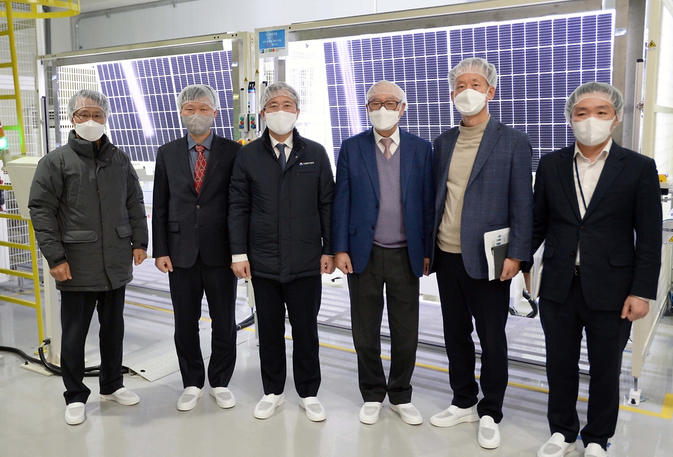성윤모 산업통상자원부 장관이 12일 오후 태양광 모듈 제조기업인 신성이엔지 전북 김제공장을 방문해 현장 관계자들과 기념촬영 하고 있다.