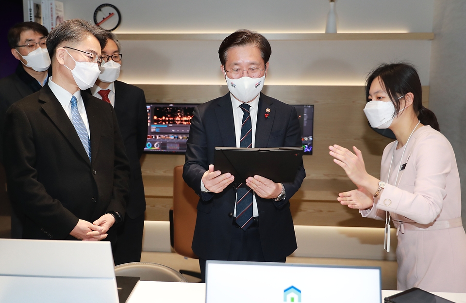 성윤모 산업통상자원부 장관이 13일 오전 서울 마곡동 LG디스플레이 R&D센터를 방문, CES 2021 전시제품을 체험하고 있다.