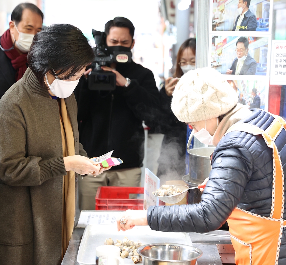 박영선 중소벤처기업부 장관이 14일 소상공인 버팀목자금 집행상황을 점검하려고 서울시 노원구 공릉동 도깨비시장을 방문했다.